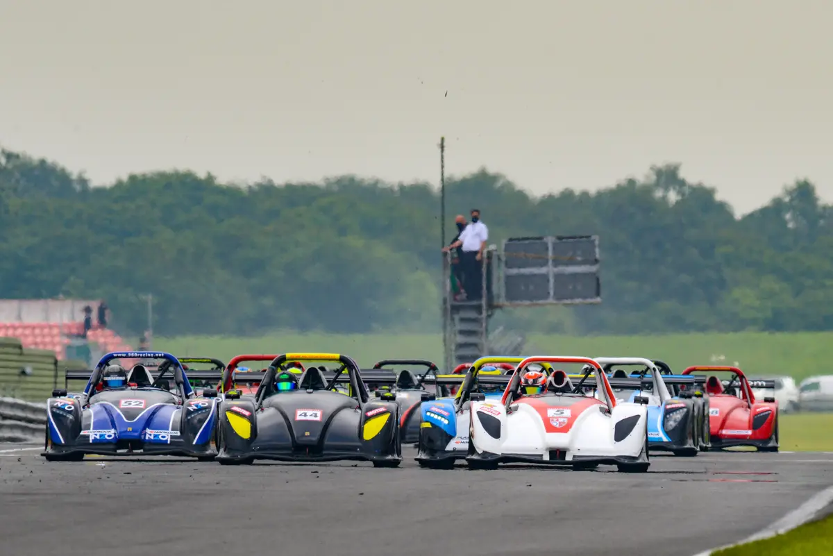 UK: Unbeatable Bell Takes Snetterton Treble