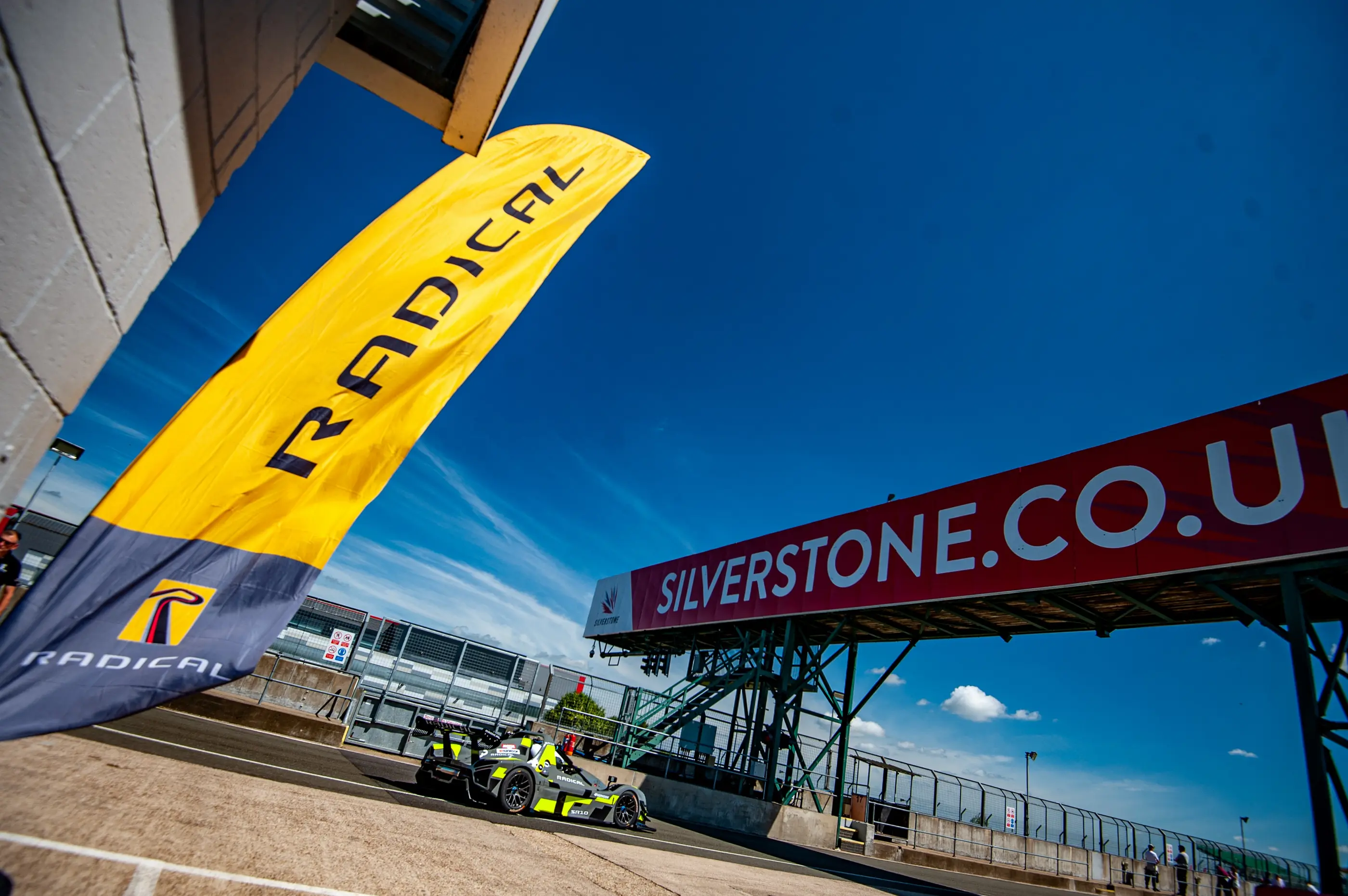 UK: Bell returns to challenge de Sadeleer at Silverstone, and youngest-ever SR1 Cup debutant set to fight dominant Hunt and Lay.